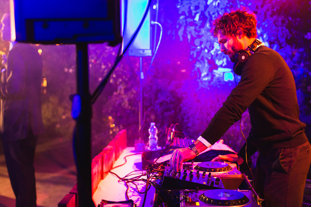 Wedding Photographer Como Lake Il dj prepara la consolle per la musica della serata
