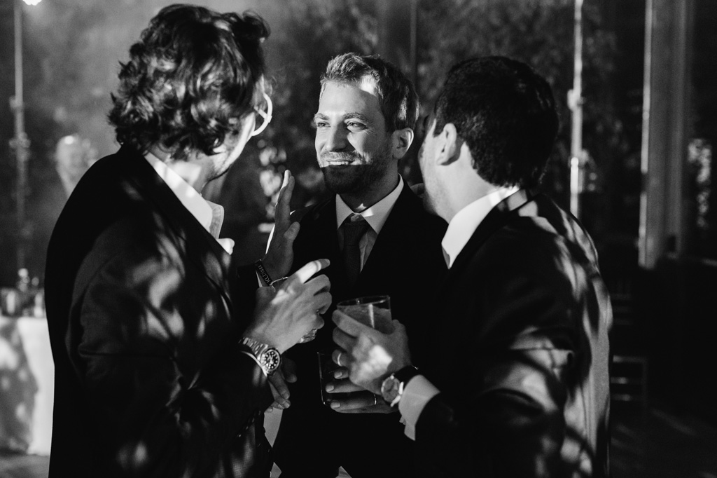 Wedding Photographer Como Lake Invitati parlano tra di loro mentre bevono qualcosa durante il ricevimento