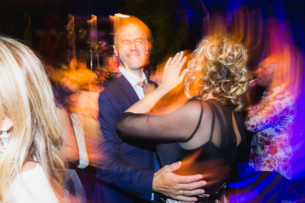 Wedding Photographer Como Lake Una coppia di invitati ballano insieme