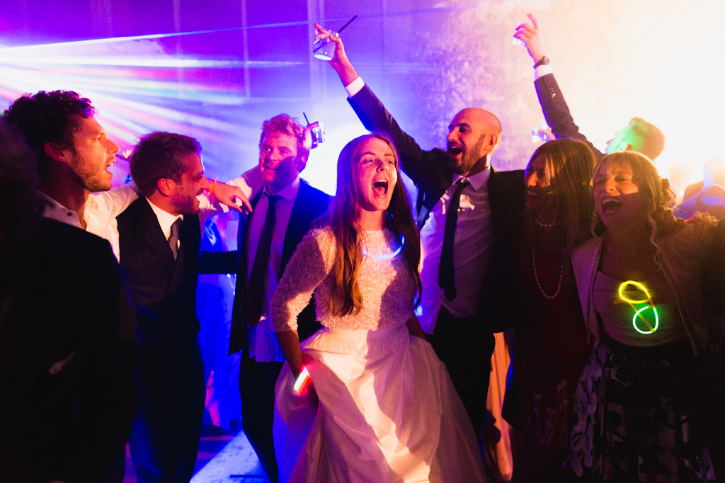 Wedding Photographer Como Lake La sposa si diverte con gli amici durante i balli