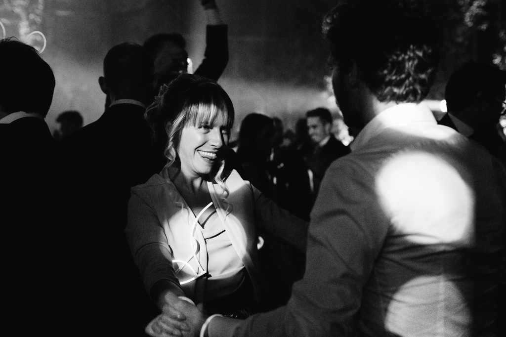 Wedding Photographer Como Lake Due amici ballano al ricevimento di Federico e Carola