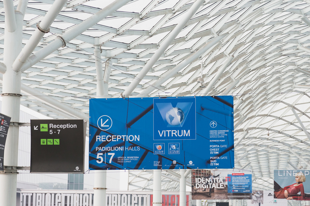 Fotografo Eventi Fiera Milano Il tabellone d'ingresso per Vitrum, la fiera del vetro