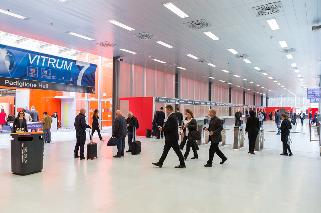 Fotografo Eventi Fiera Milano Gli ospiti attraversano il corridoio sino all'ingresso della fiera del vetro