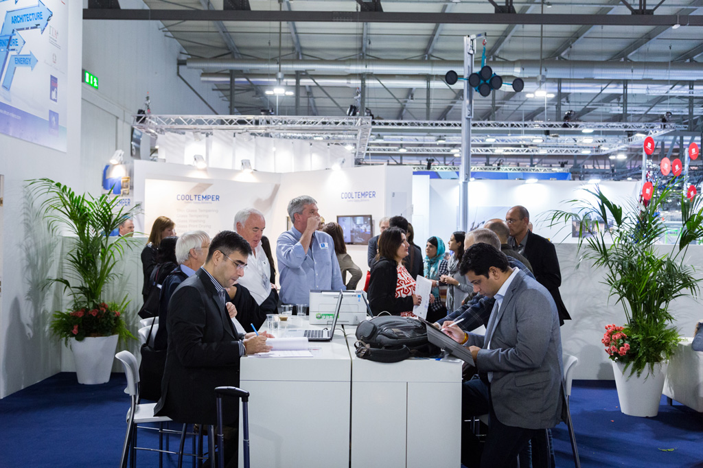 Fotografo Eventi Fiera Milano Gli ospiti si distendono presso l'area relax di Vitrum