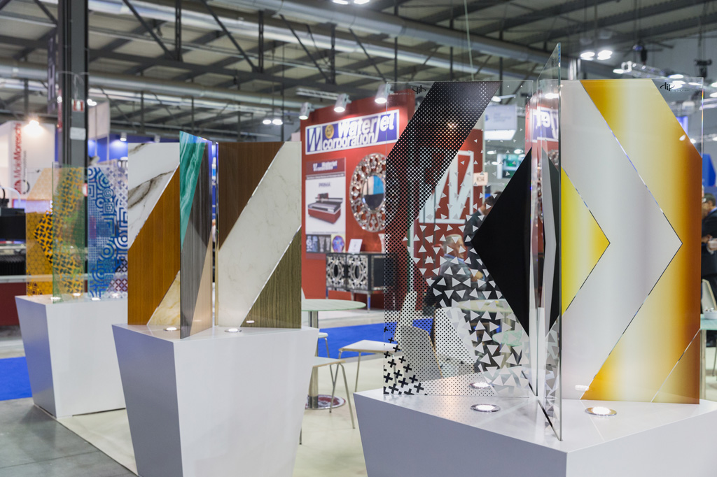 Fotografo Eventi Fiera Milano Le numerose lastre di vetro colorato esposte in un padiglione