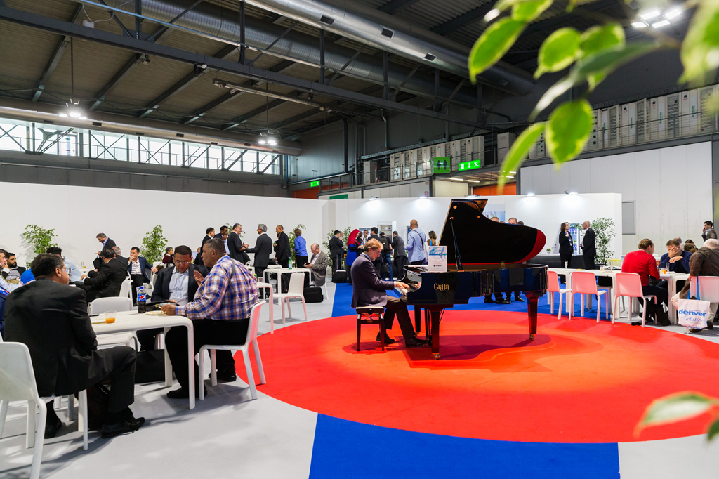 Fotografo Eventi Fiera Milano Un pianista intrattiene gli ospiti della fiera del vetro