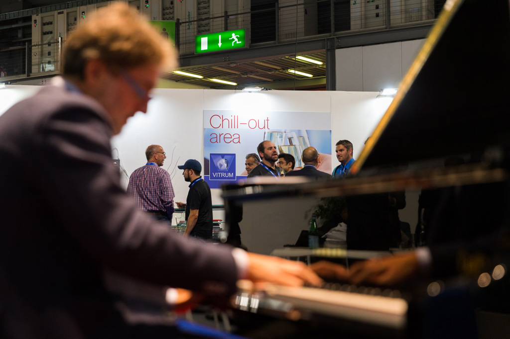 Fotografo Eventi Fiera Milano Un pianista incanta gli ospiti della fiera con la musica