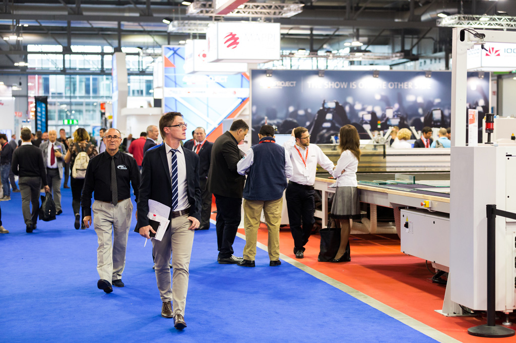 Fotografo Eventi Fiera Milano Alcuni clienti s'intrattengono a guardare i padiglioni della fiera ripresi dal fotografo Alessandro Della Savia