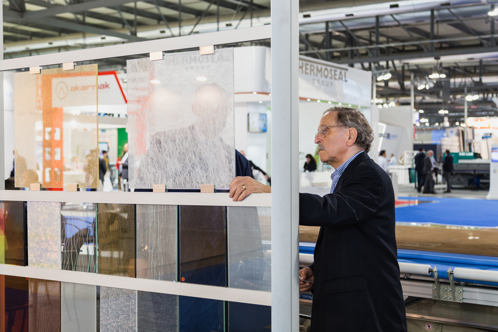 Fotografo Eventi Fiera Milano Un'imprenditore s'interessa a un vetro in esposizione