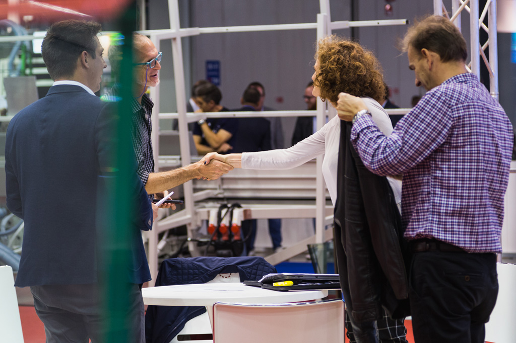 Fotografo Eventi Fiera Milano Alcuni clienti si accordano con gli espositori