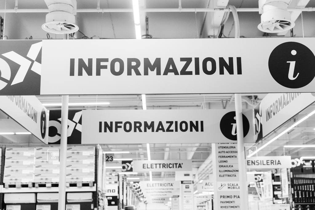 Fotografo Evento Milano Ottimax San Giuliano Milanese Un particolare dei tabelloni informativi all'ingresso del negozio