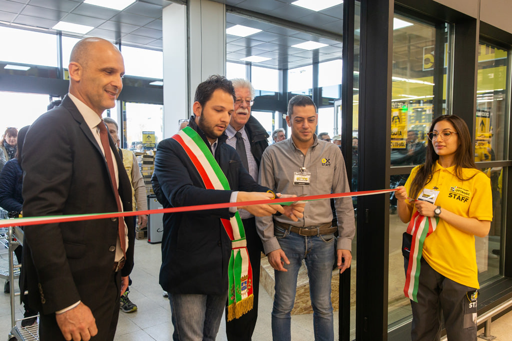Fotografo Evento Milano Ottimax San Giuliano Milanese Il taglio della fascia sancisce l'inizio dell'attività di Ottimax