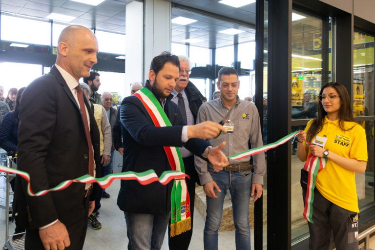 Il proprietario taglia la striscia che sancisce l'inizio dell'attività di Ottimax presso San Giuliano Milanese
