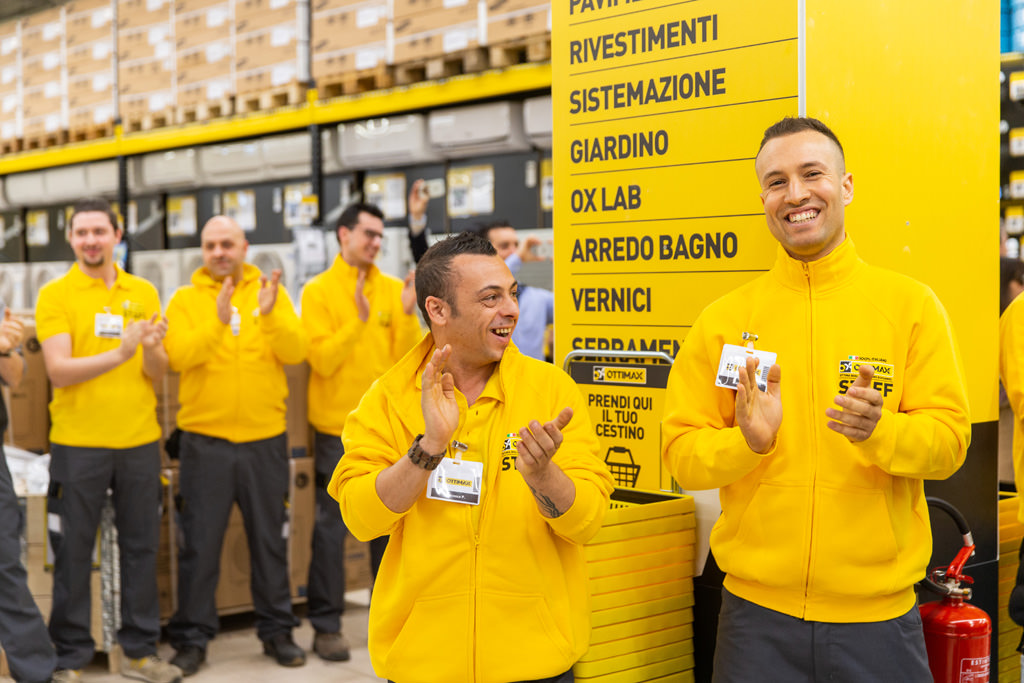 Fotografo Evento Milano Ottimax San Giuliano Milanese Gli applausi dello staff di Ottimax