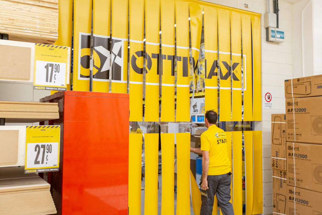Fotografo Evento Milano Ottimax San Giuliano Milanese Un componente dello staff entra nel Magazzino di Ottimax