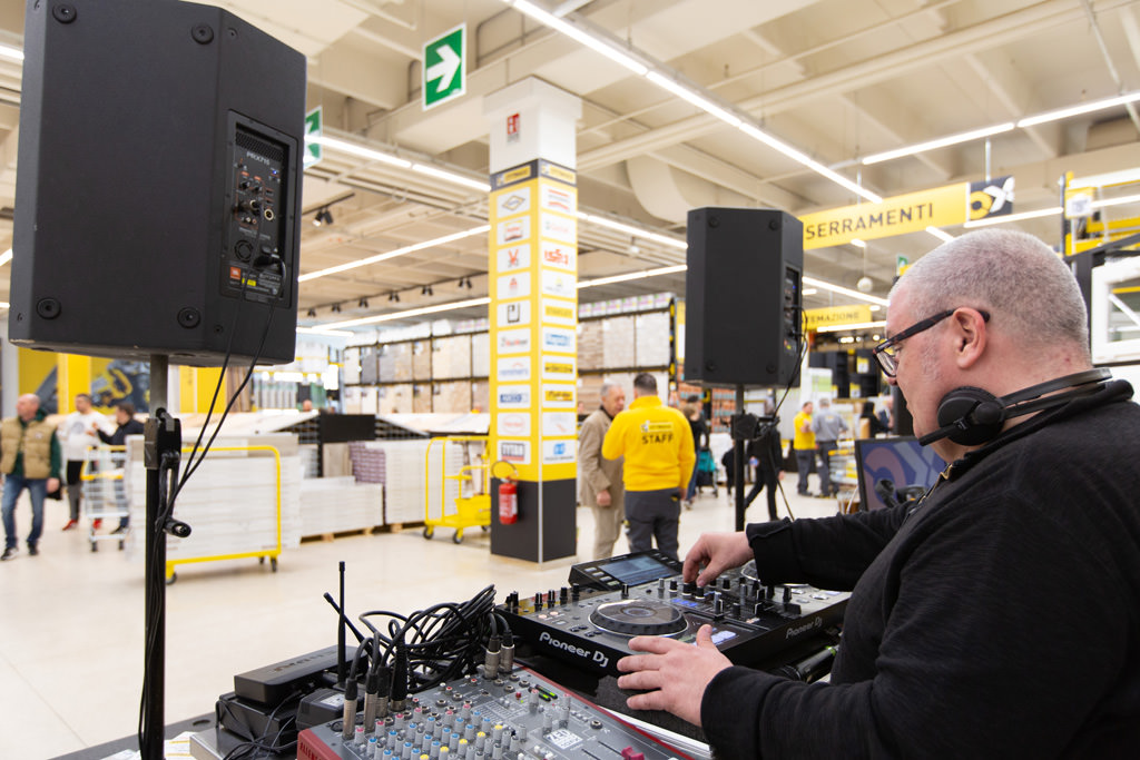 Fotografo Evento Milano Ottimax San Giuliano Milanese Il dj anima la giornata d'inaugurazione con la sua playlist musicale