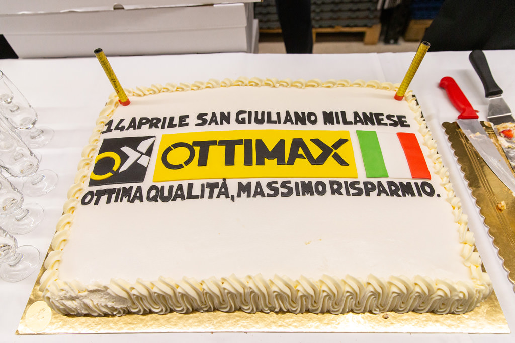 Fotografo Evento Milano Ottimax San Giuliano Milanese La torta d'inaugurazione dell'azienda Ottimax fotografata da Alessandro Della Savia, servizi fotografici per inaugurazioni e d eventi