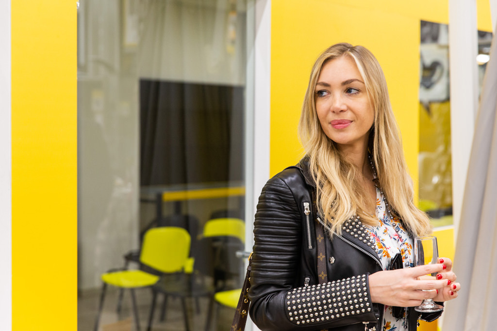 Fotografo Evento Milano Ottimax San Giuliano Milanese La bella Laura Cremaschi beve un bicchiere di champagne durante l'inaugurazione documentata da Della Savia Alessandro