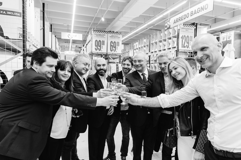 Fotografo Evento Milano Ottimax San Giuliano Milanese Gli organizzatori brindano al progetto finalmente realizzato di di Ottimax