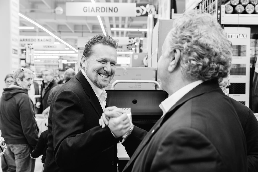 Fotografo Evento Milano Ottimax San Giuliano Milanese Due imprenditori si stringono la mano dopo il successo di Ottimax