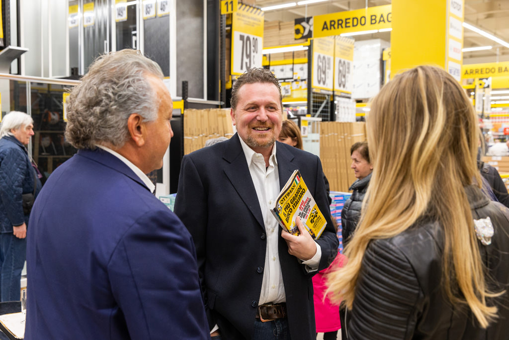 Fotografo Evento Milano Ottimax San Giuliano Milanese Gli invitati s'intrattengono per discutere del progetto Ottimax ripresi dal fotografo di cerimonie e d eventi aziendali Della Savia