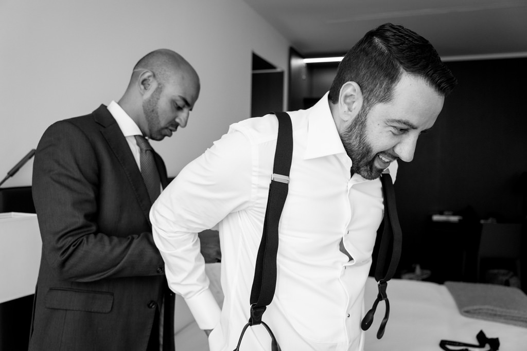 Fotografo Matrimonio Lago di Como Hilton Villa Parravicini Revel Lo sposo si veste nella sua stanza dell'hotel Hilton a Como