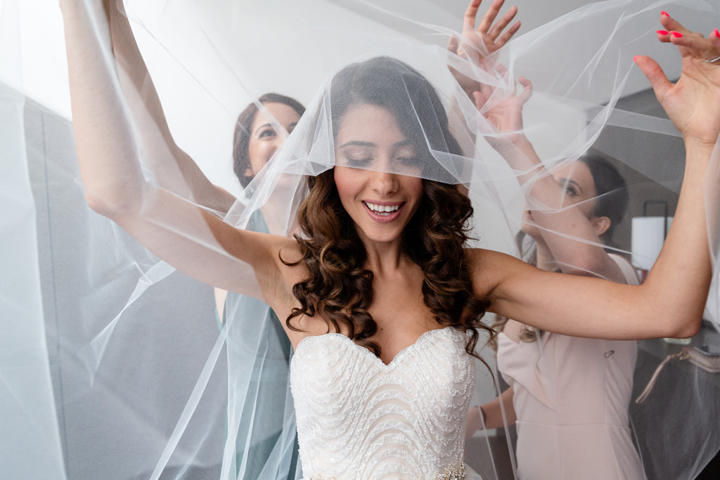 Fotografo Matrimonio Lago di Como Hilton Villa Parravicini Revel Le damigelle sistemano il velo alla sposa