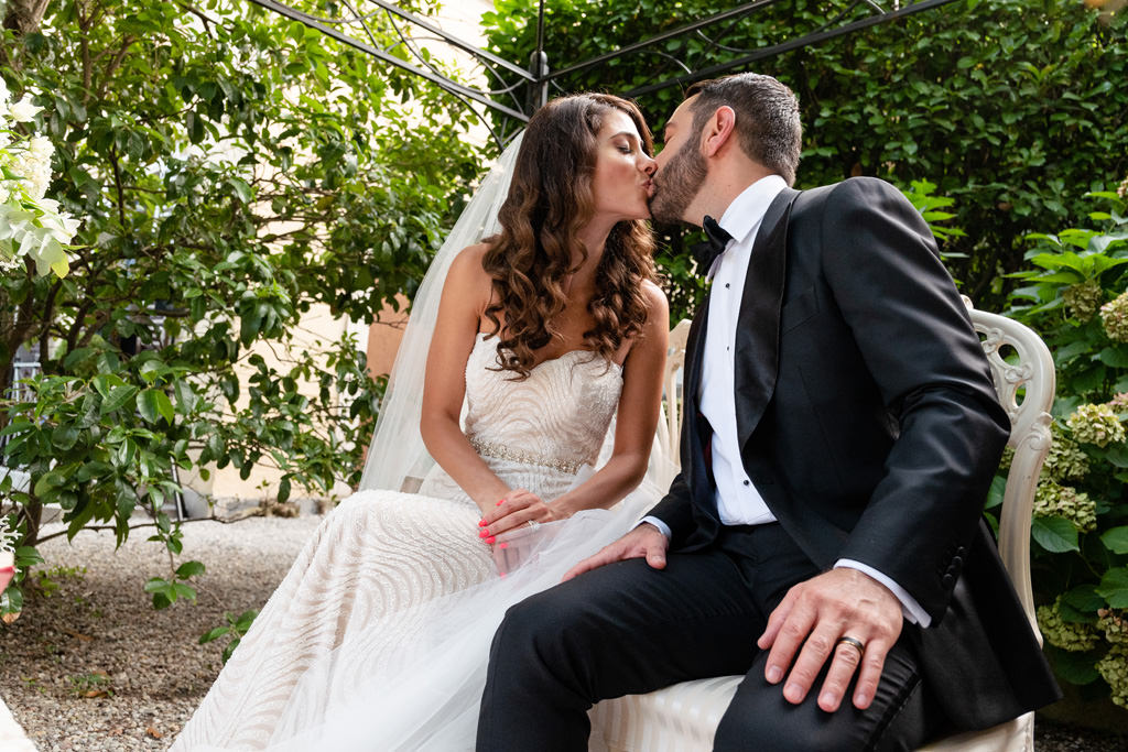 Fotografo Matrimonio Lago di Como Hilton Villa Parravicini Revel Bacio tra gli sposi durante la cerimonia
