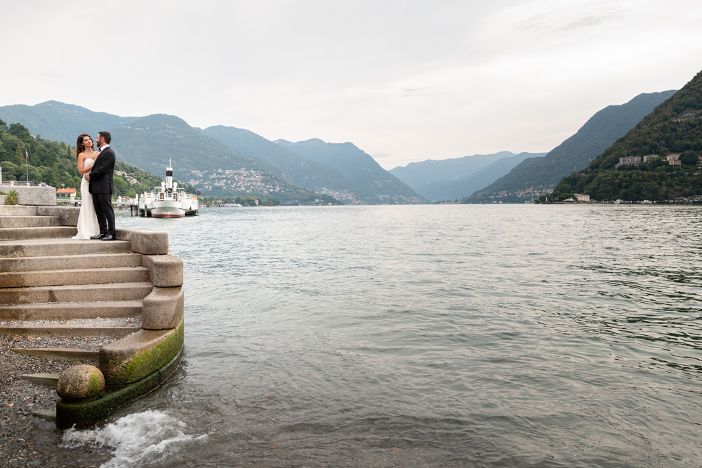 Fotografo Matrimonio Lago di Como Hilton Villa Parravicini Revel Ritratto di coppia sulle rive del Lago di Como