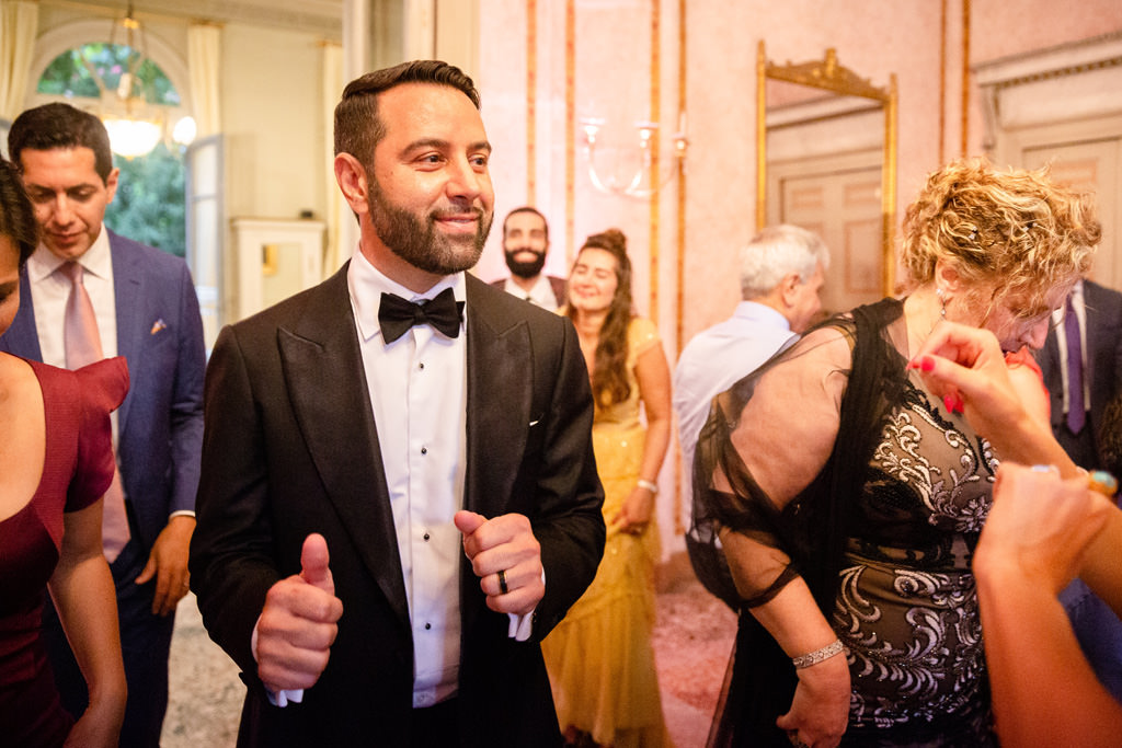 Fotografo Matrimonio Lago di Como Hilton Villa Parravicini Revel Lo sposo e gli invitati ballano a Villa Parracivini Revel