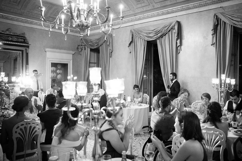 Fotografo Matrimonio Lago di Como Hilton Villa Parravicini Revel Gli invitati ascoltano il discorso dello sposo