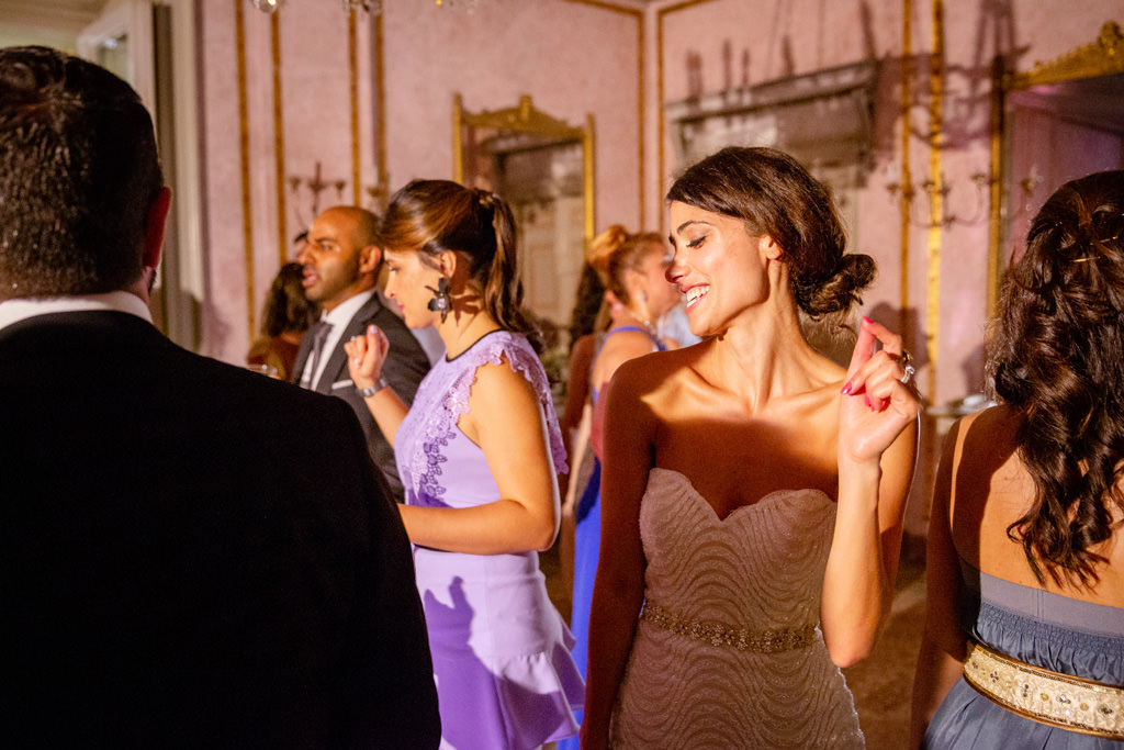 Fotografo Matrimonio Lago di Como Hilton Villa Parravicini Revel La sposa si gode la musica al ricevimento