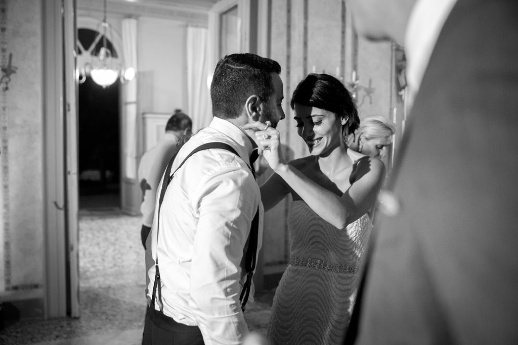 Fotografo Matrimonio Lago di Como Hilton Villa Parravicini Revel Gli sposi ballano insieme durante il ricevimento