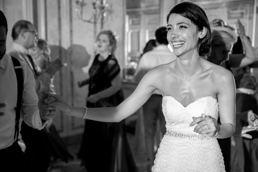Fotografo Matrimonio Lago di Como Hilton Villa Parravicini Revel La sposa si diverte durante i balli