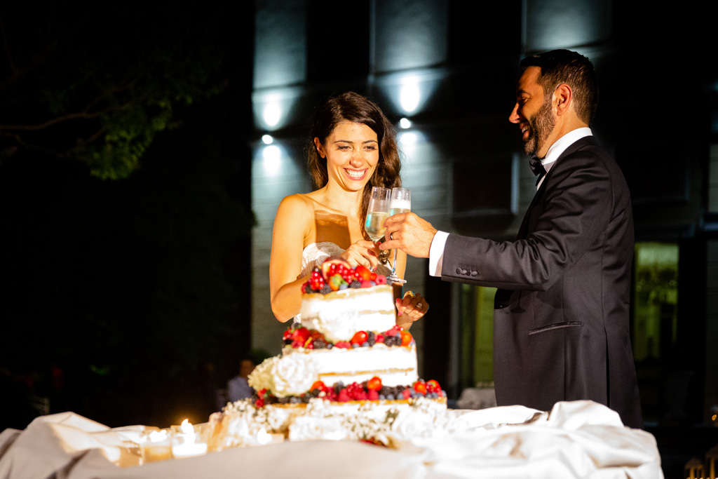 Fotografo Matrimonio Lago di Como Hilton Villa Parravicini Revel Il brindisi degli sposi dopo il taglio della torta