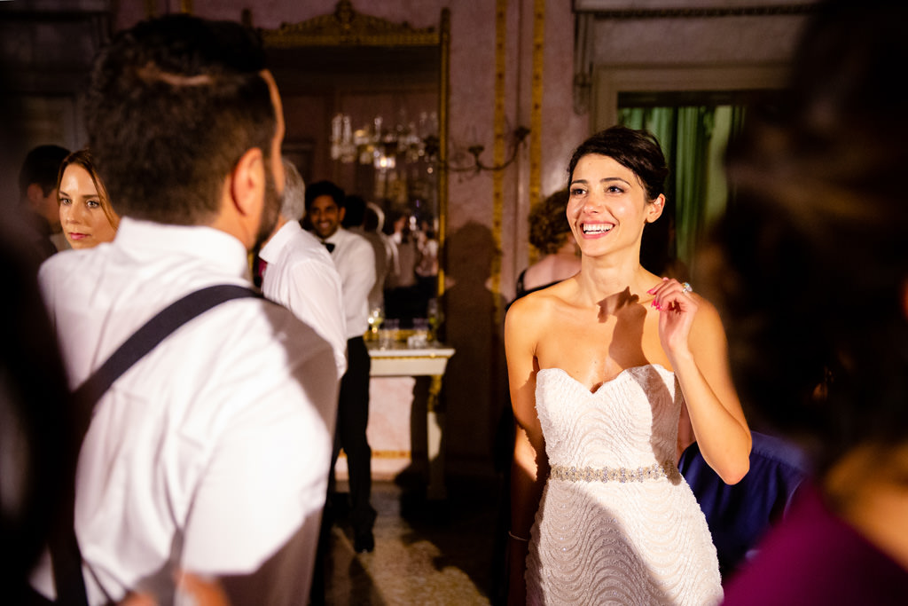 Fotografo Matrimonio Lago di Como Hilton Villa Parravicini Revel Gli sposi ballano nella sala interna