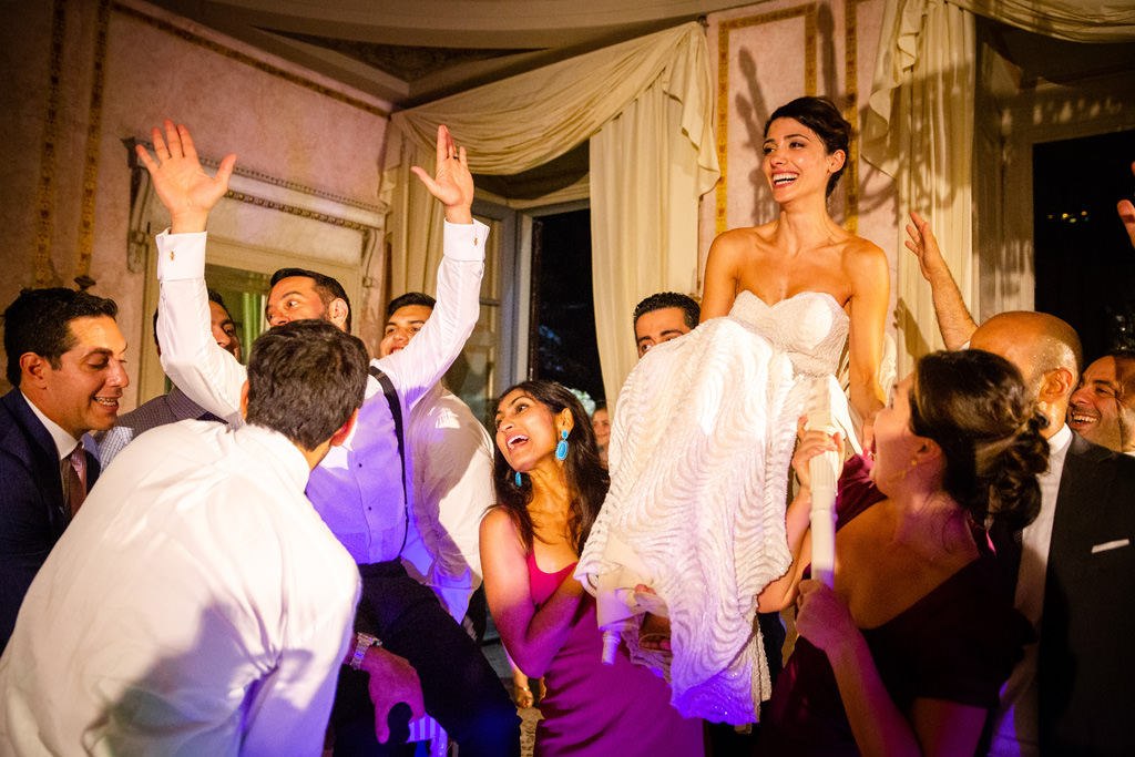 Fotografo Matrimonio Lago di Como Hilton Villa Parravicini Revel Gli sposi sulle sedie a Villa Parravicini Revel