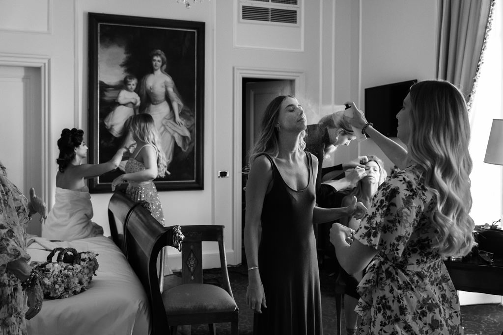 Wedding Photographer Como Lake Villa Pizzo Villa d'Este Le damigelle si preparano a Vvilla D'Este