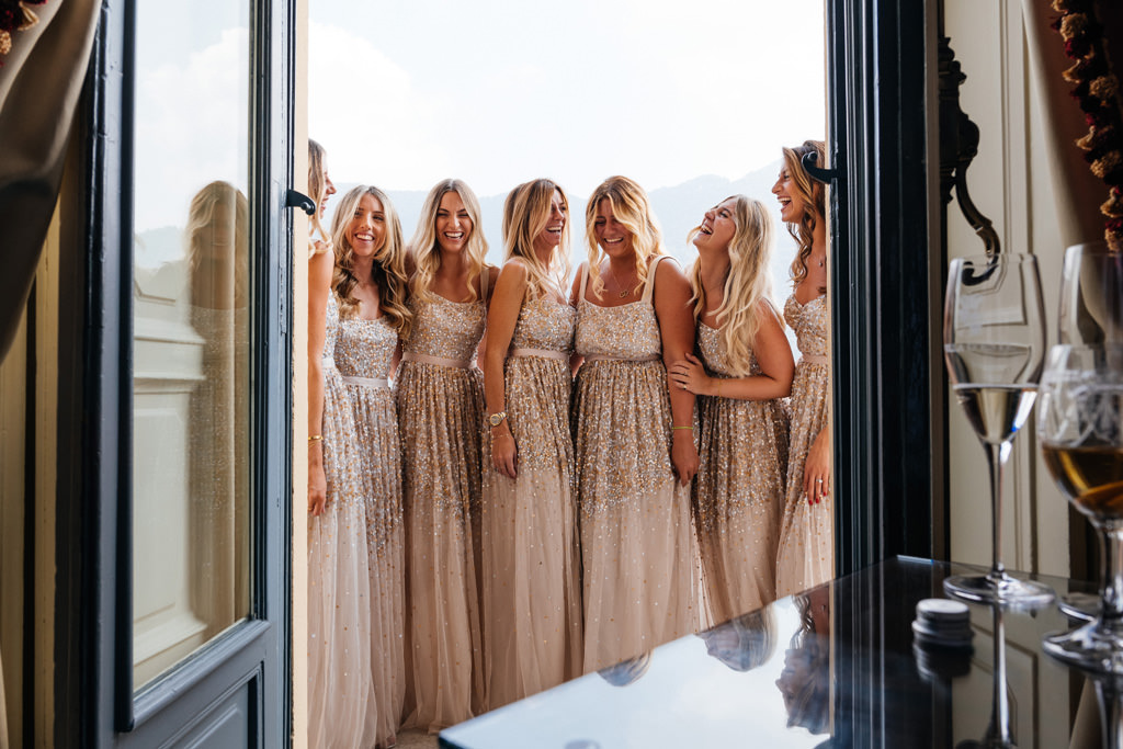 Wedding Photographer Como Lake Villa Pizzo Villa d'Este Le damigelle sul balcone
