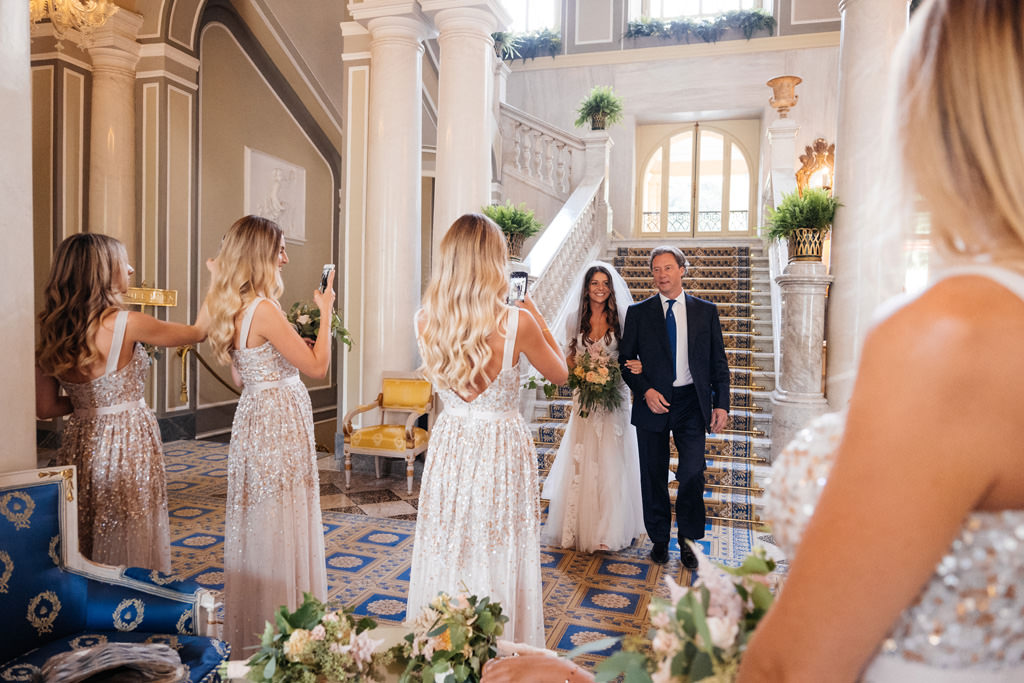 Wedding Photographer Como Lake Villa Pizzo Villa d'Este La sposa scende con il padre a Villa D'Este