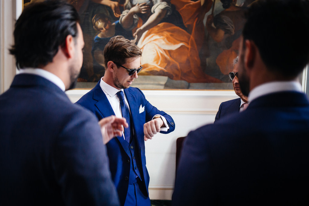 Wedding Photographer Como Lake Villa Pizzo Villa d'Este Lo sposo guarda l'orologio
