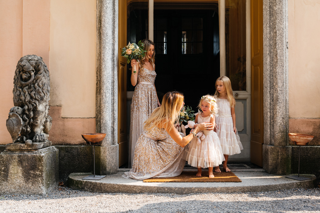 Wedding Photographer Como Lake Villa Pizzo Villa d'Este Damigelle pronte per andare alla cerimonia
