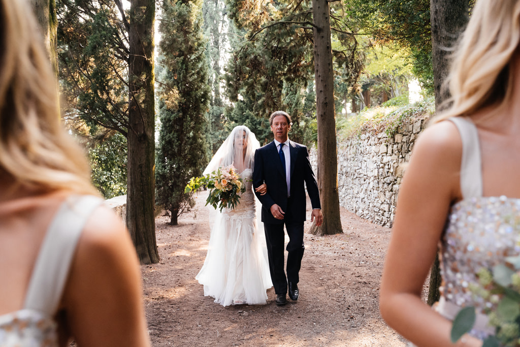 Wedding Photographer Como Lake Villa Pizzo Villa d'Este La sposa e il padre vanno verso la cerimonia