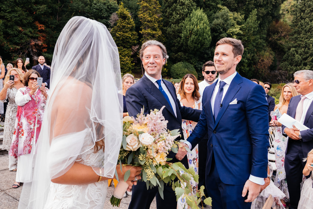 Wedding Photographer Como Lake Villa Pizzo Villa d'Este Il padre della sposa saluta lo sposo
