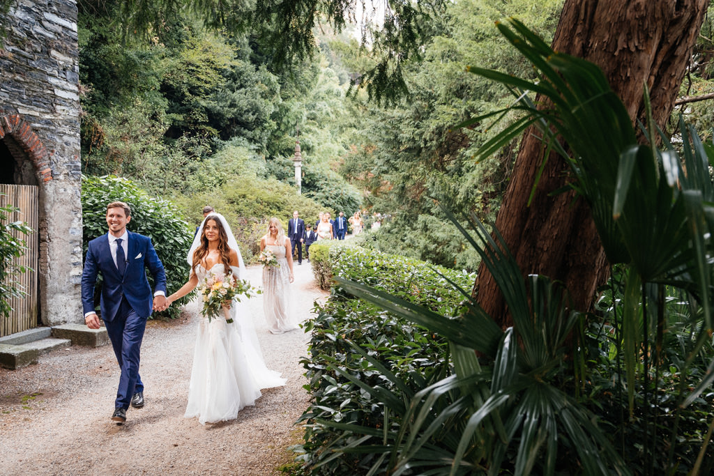 Wedding Photographer Como Lake Villa Pizzo Villa d'Este Gli sposi vanno verso il ricevimento