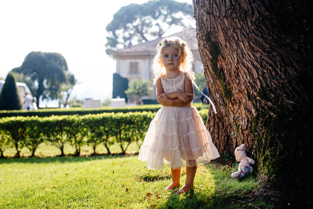 Wedding Photographer Como Lake Villa Pizzo Villa d'Este Damigella con la sua bambola