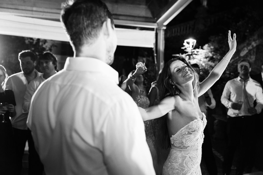 Wedding Photographer Como Lake Villa Pizzo Villa d'Este Gli sposi ballano insieme