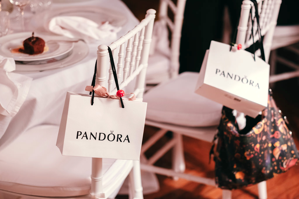 Fotografo Evento Milano Cena Aziendale Filologico Pandora Un dettaglio dei regali di Pandora forniti ai dipendenti durante la cena natalizia
