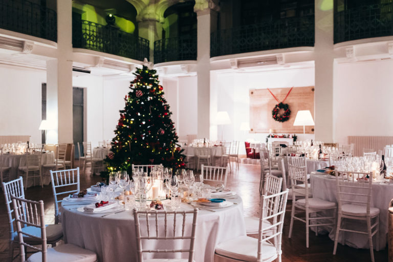 Uno scorcio delle tavole apparecchiate per la cena di Natale organizzata da Pandora presso il Circolo Filologico Milanese