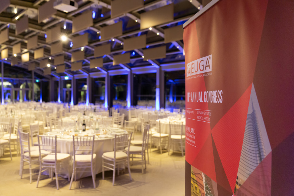 Fotografo Cena Aziendale Milano EUGA Villa Necchi Campiglio Un campo totale della tavola apparecchiata per la cena di Gala